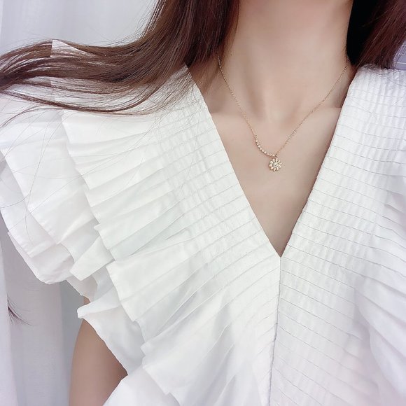 NEW 14K Gold Plated Diamond Daisy Flower Necklace - Picture 3 of 7